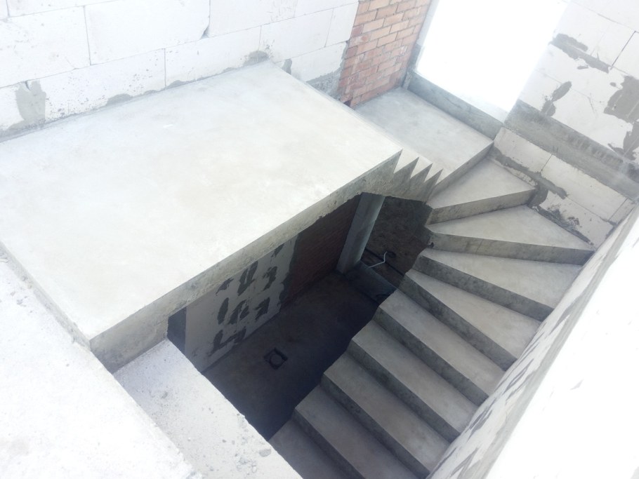 Монолитные лестницы из бетона в частном доме на 2 этаж