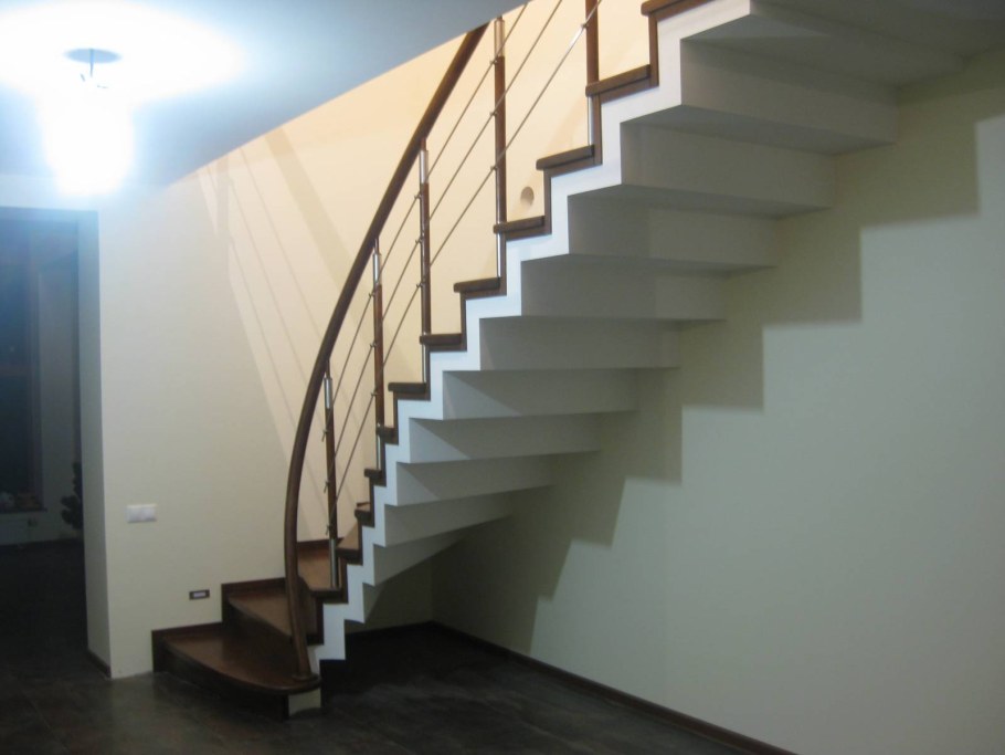 Бетонная лестница в частном доме