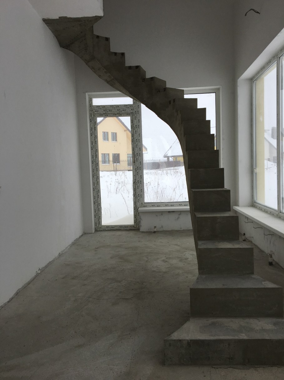 Монолитные лестницы из бетона на второй этаж в частном доме