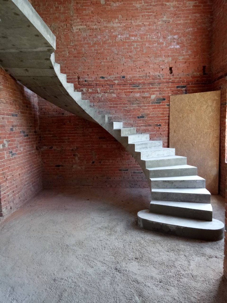 Одномаршевая бетонная лестница