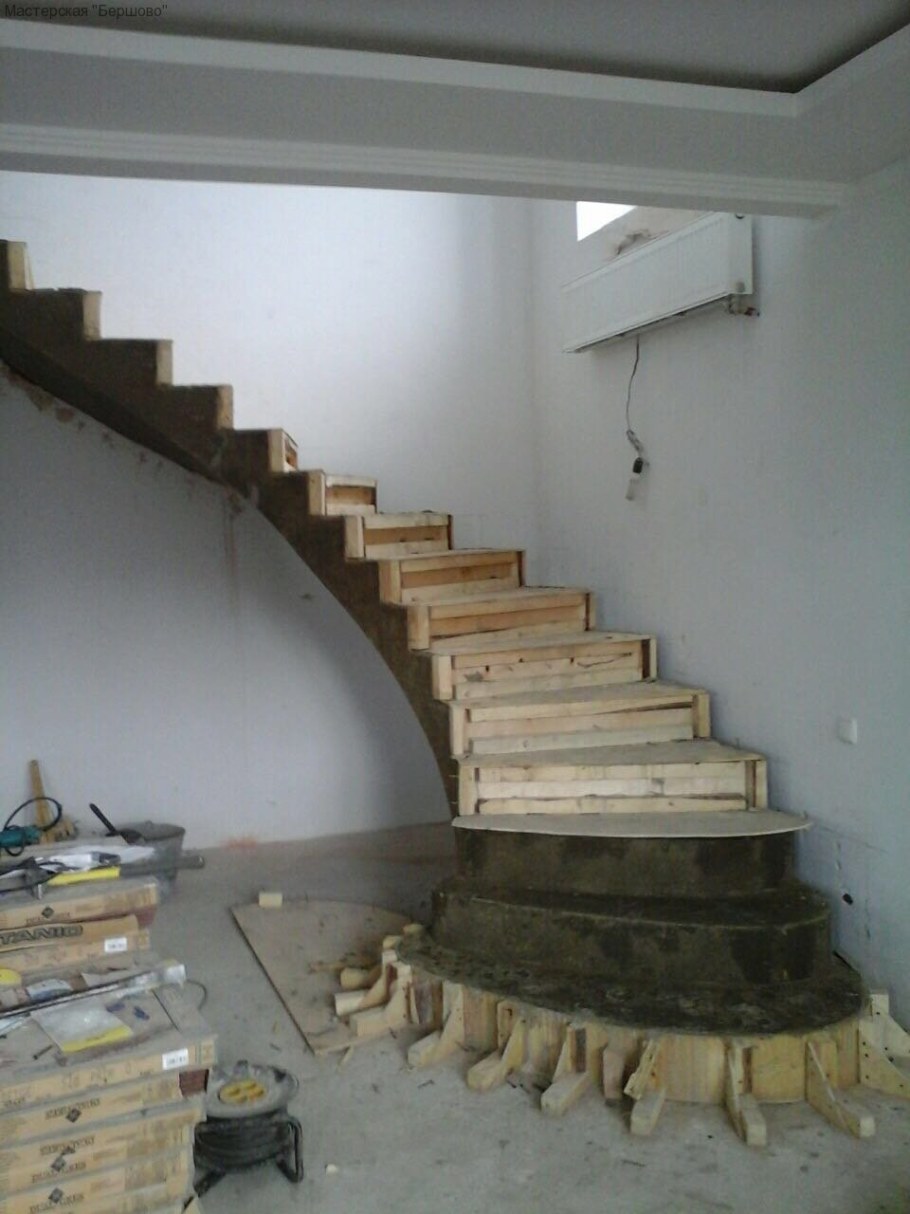 Бетонная лестница на 2 этаж в частном доме