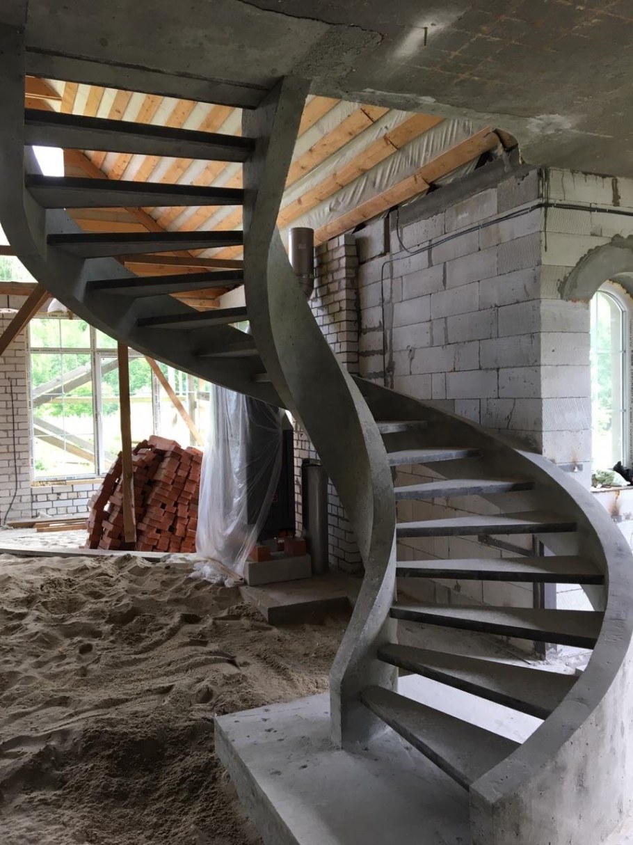 Полувинтовые лестницы на второй этаж