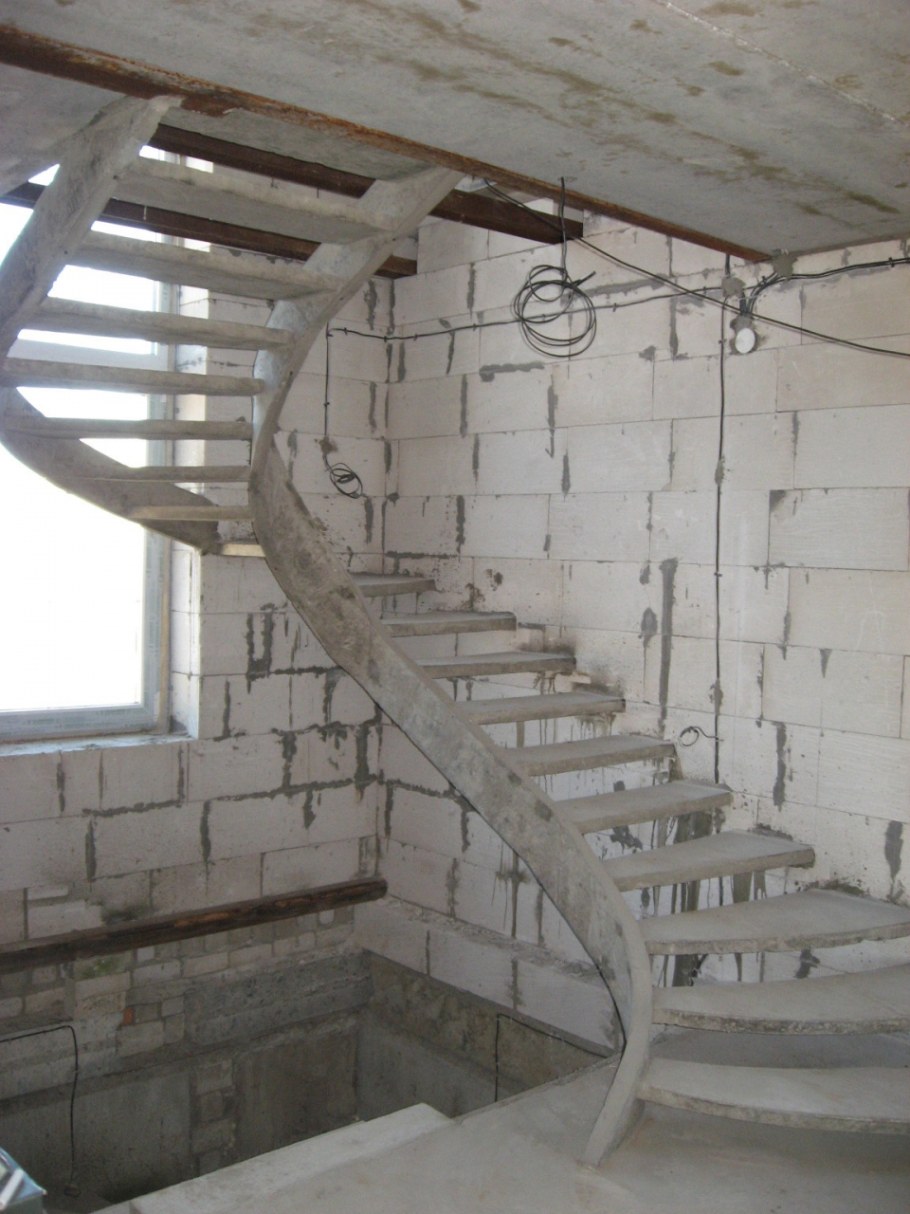 Лестница с тетивой монолит