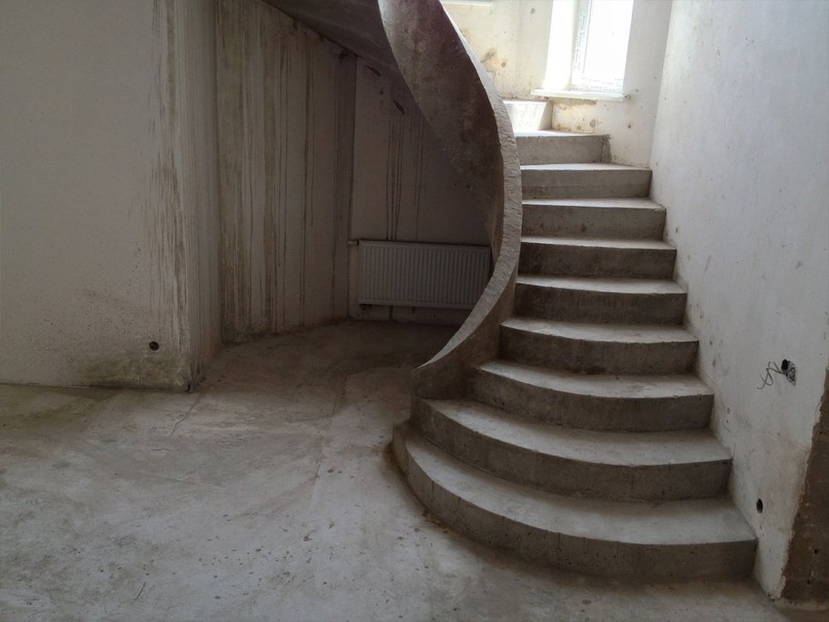 Полувинтовая бетонная лестница