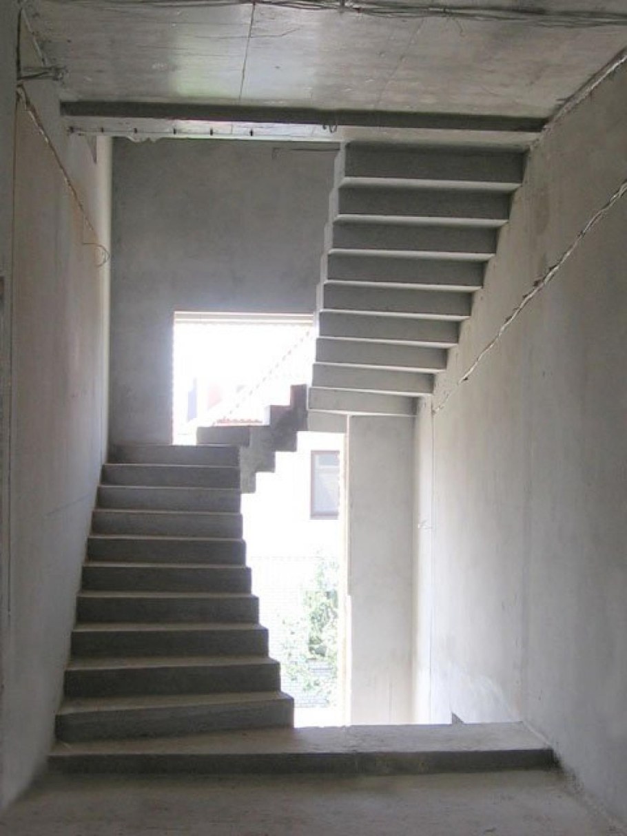 Монолитные лестницы из бетона в частном доме на 2 этаж