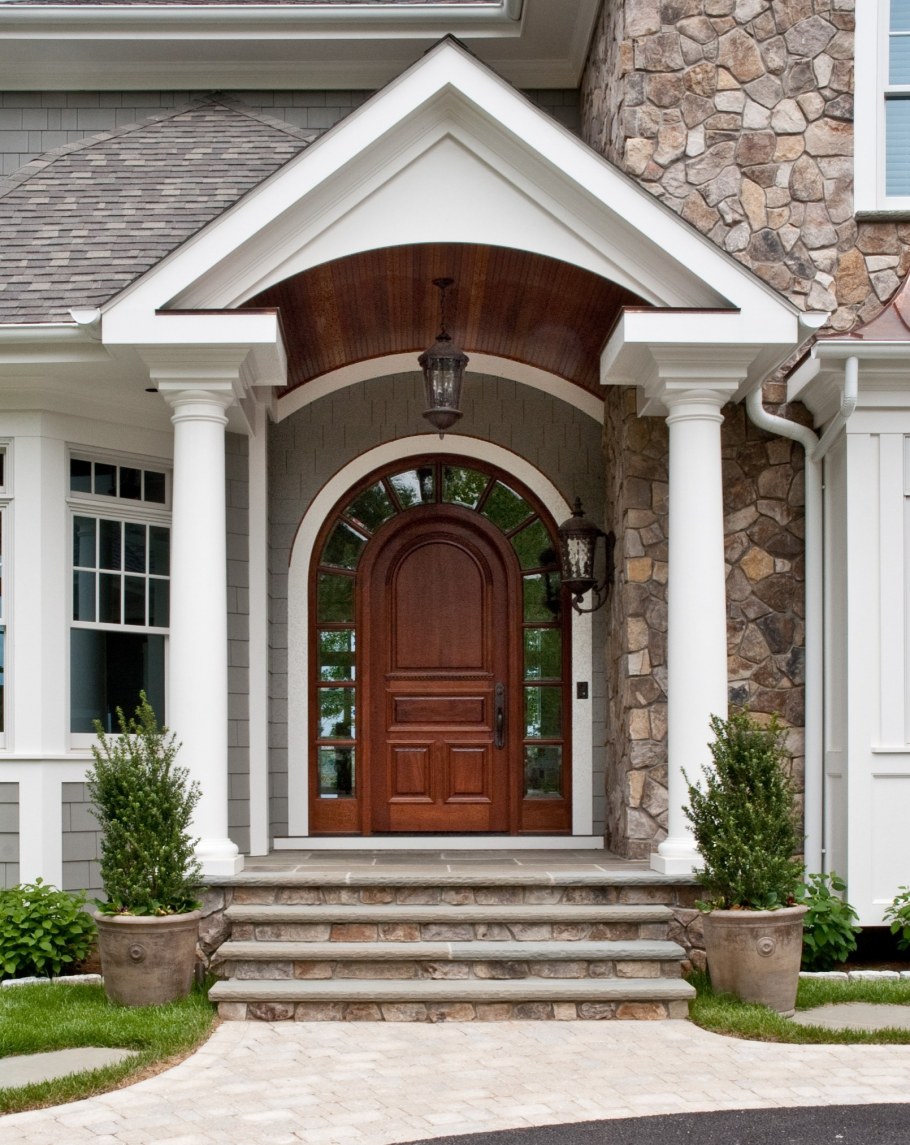 Крыльцо коттеджа