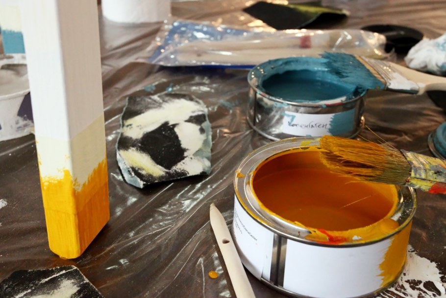 Стол медовая краска