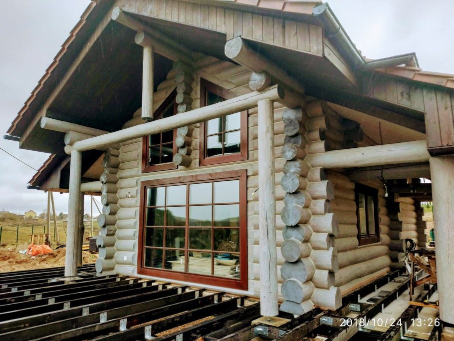 Дом из бревна покрашенный