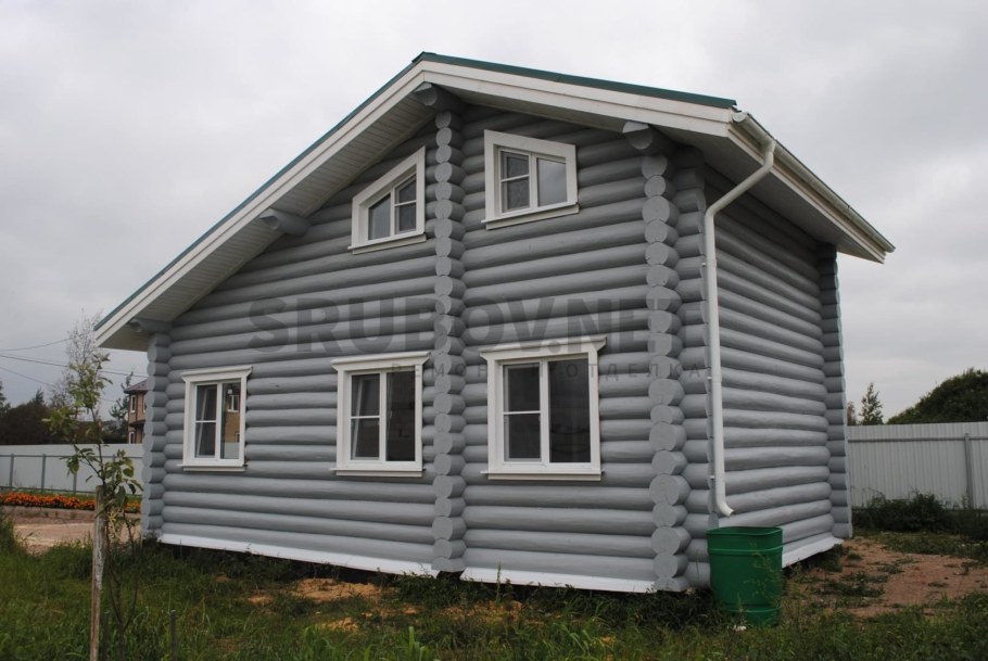 Бревенчатый дом серого цвета