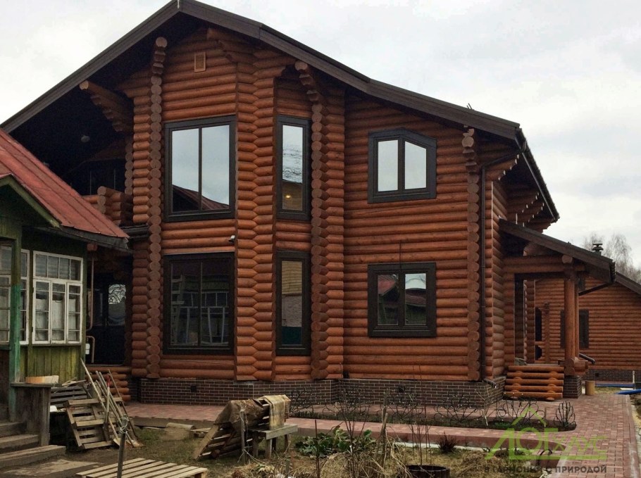 Коричневый дом из бревна