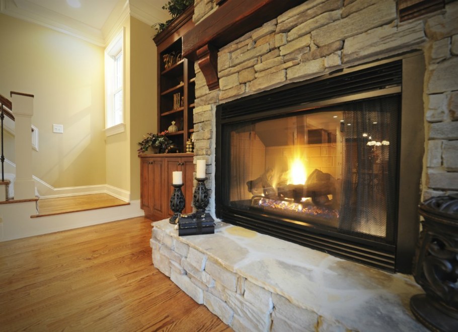 Большой камин в интерьере