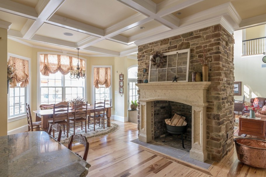 Гостиная с камином в частном доме