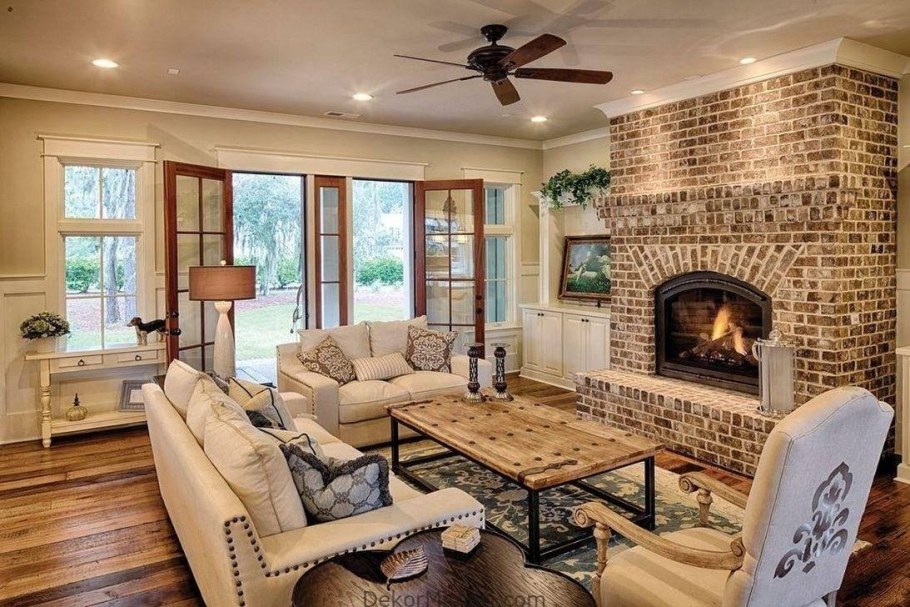 Гостиная с камином в доме