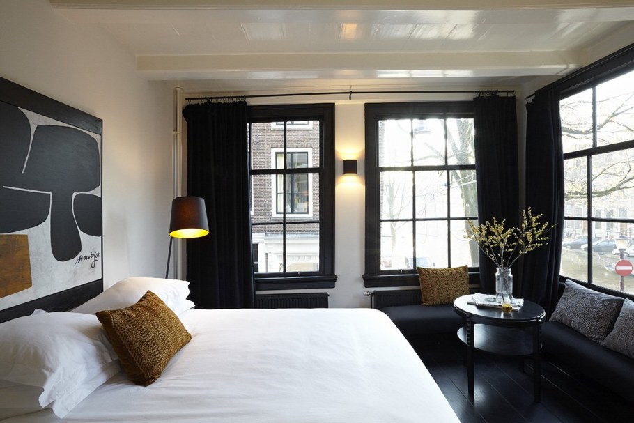 Темные окна в интерьере