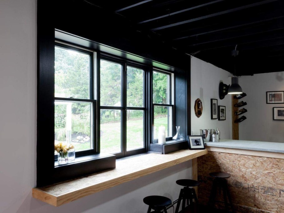 Темные окна в интерьере