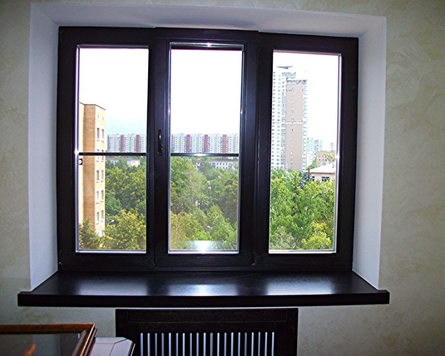 Черные пластиковые окна в интерьере