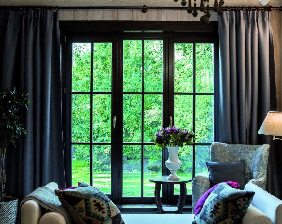 Коричневые окна в интерьере загородного дома