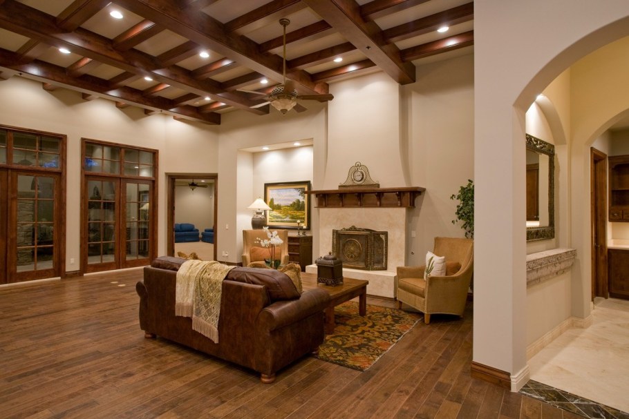 Потолок с деревянными балками