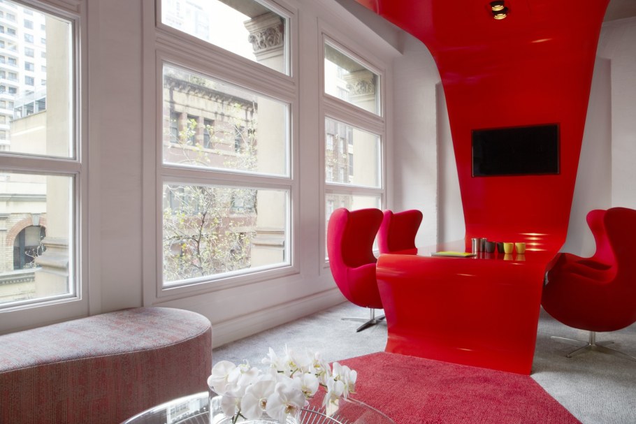 Интерьер офиса в красных тонах