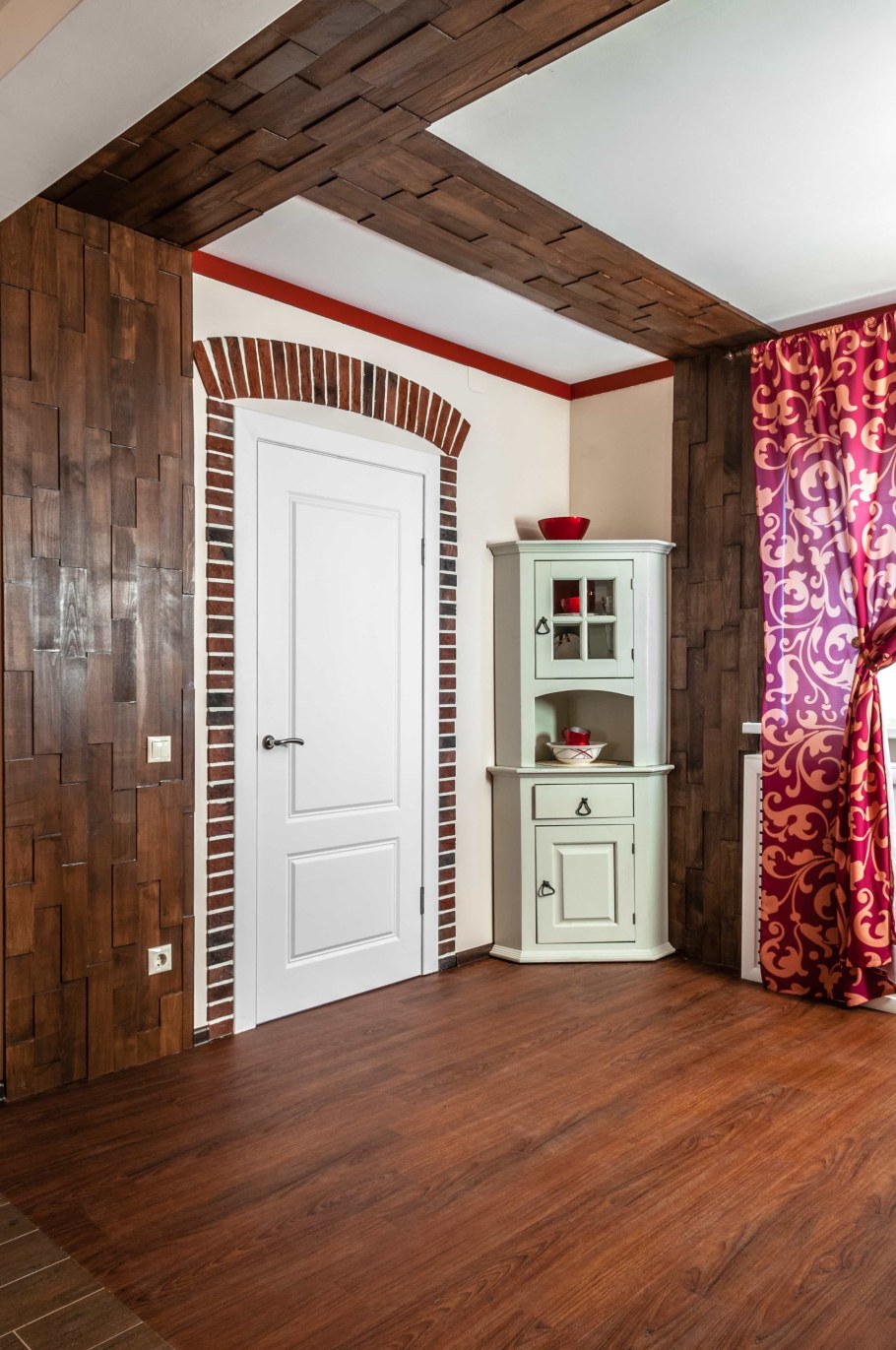 Двери из красного дерева в интерьере