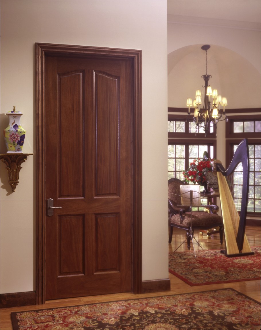 Коричневые двери в интерьере