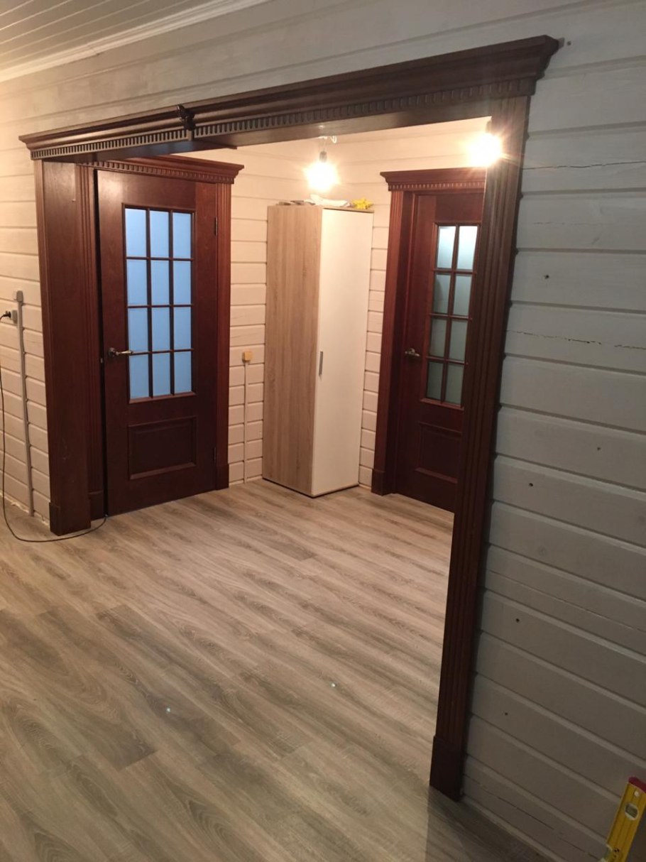 Двери красное дерево в интерьере