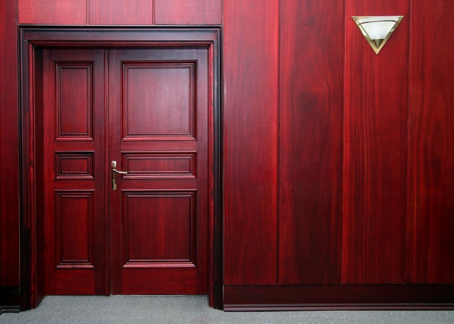 Двери красное дерево в интерьере