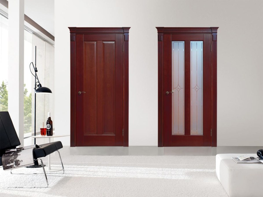 Бордовые двери в интерьере