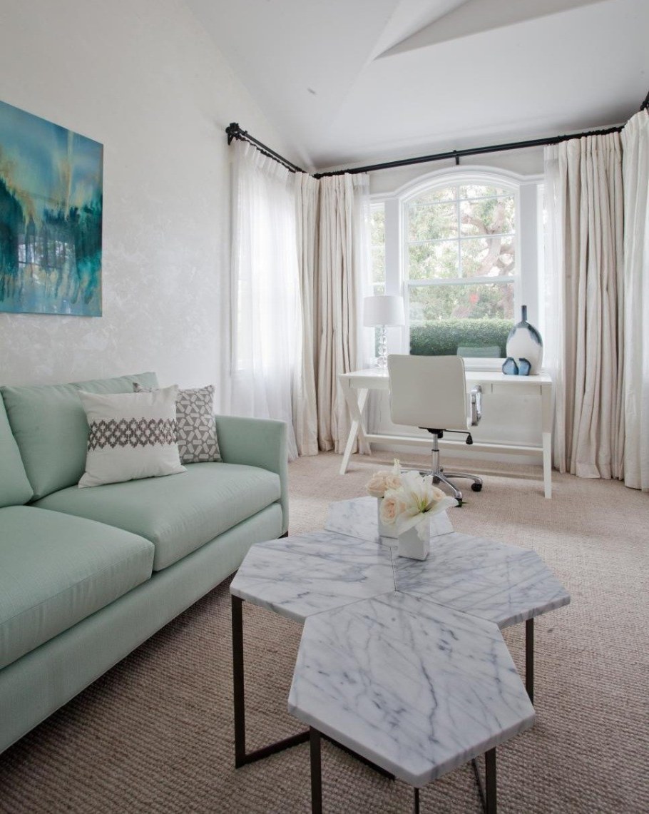 Диван цвета мяты в интерьере гостиной