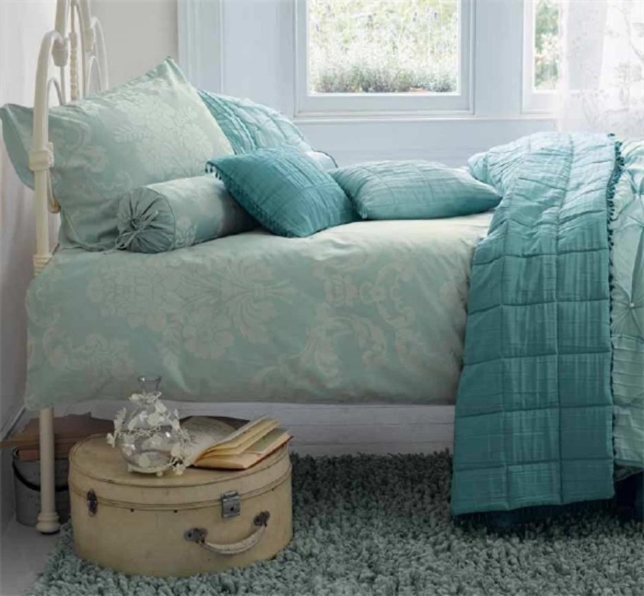 Диван мятного цвета
