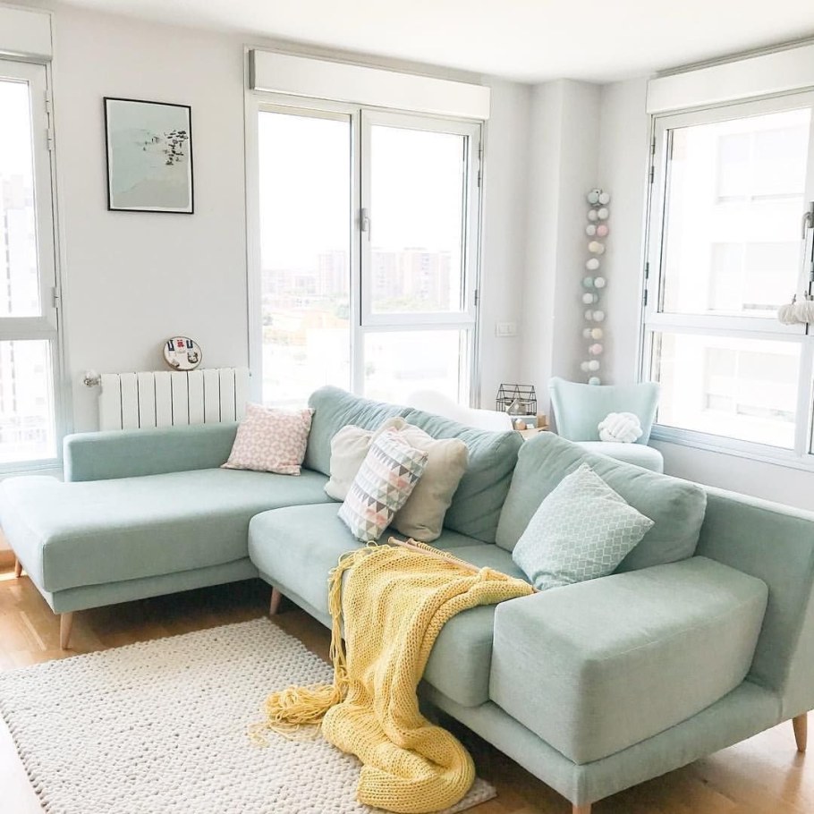 Диваны в постельных тонах