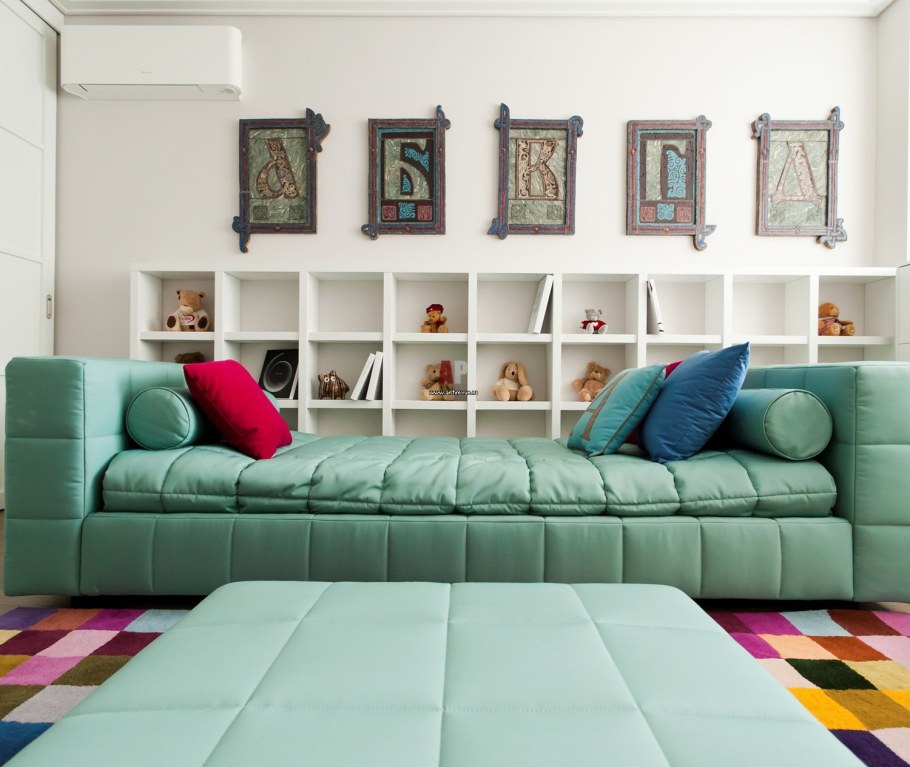 Диван цвета мяты