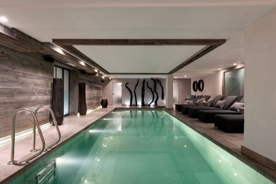 Красивый бассейн в доме