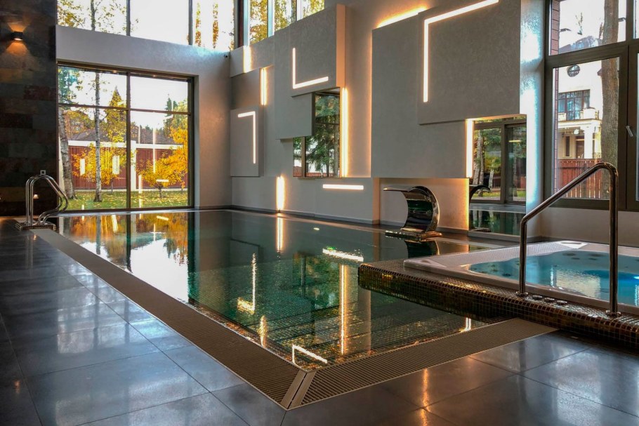 Стильный бассейн в доме