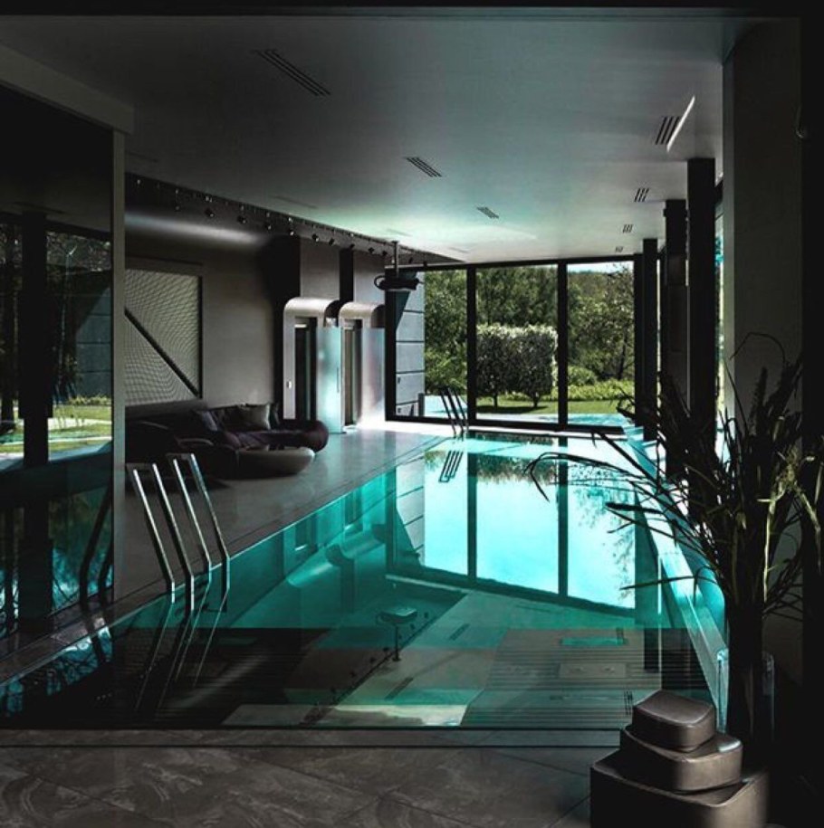 Красивый бассейн в доме