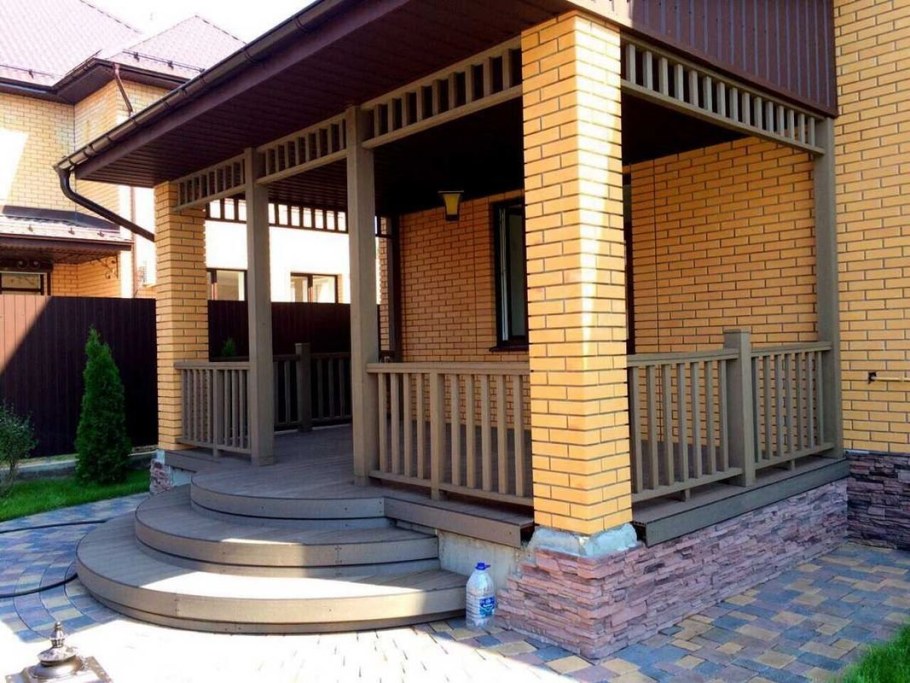 Терраса с колоннами из кирпича