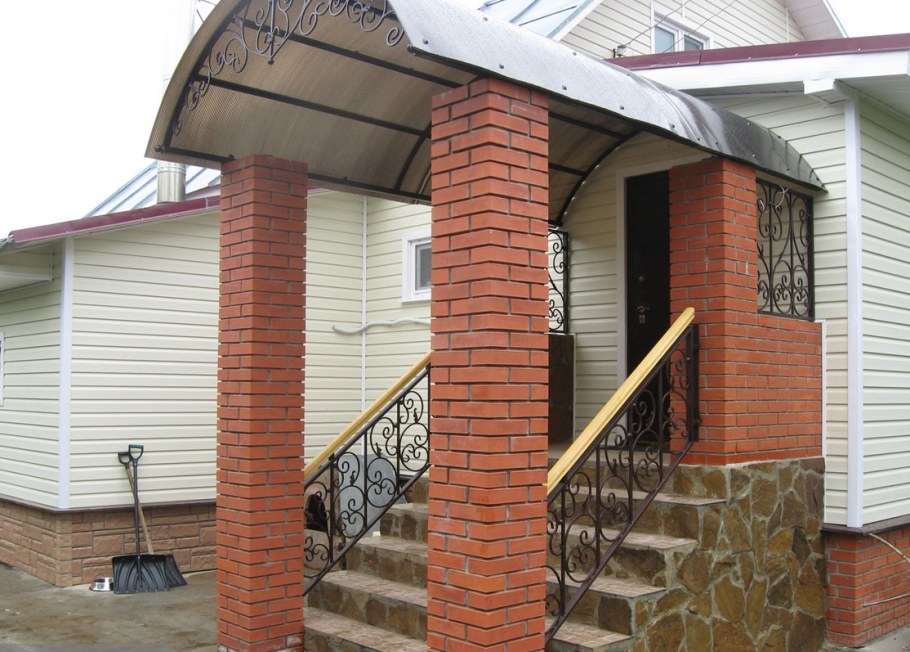 Крыльцо с кирпичными колоннами