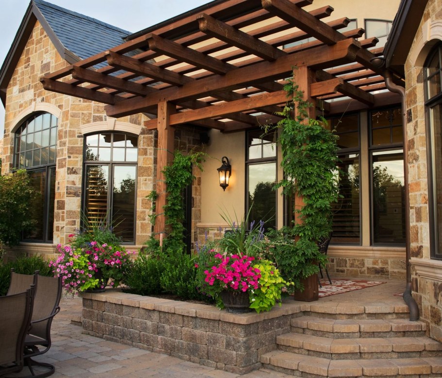 Патио с перголой