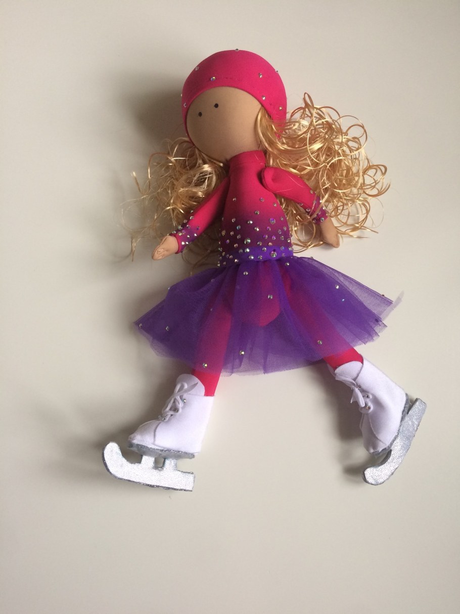 Кукла на коньках