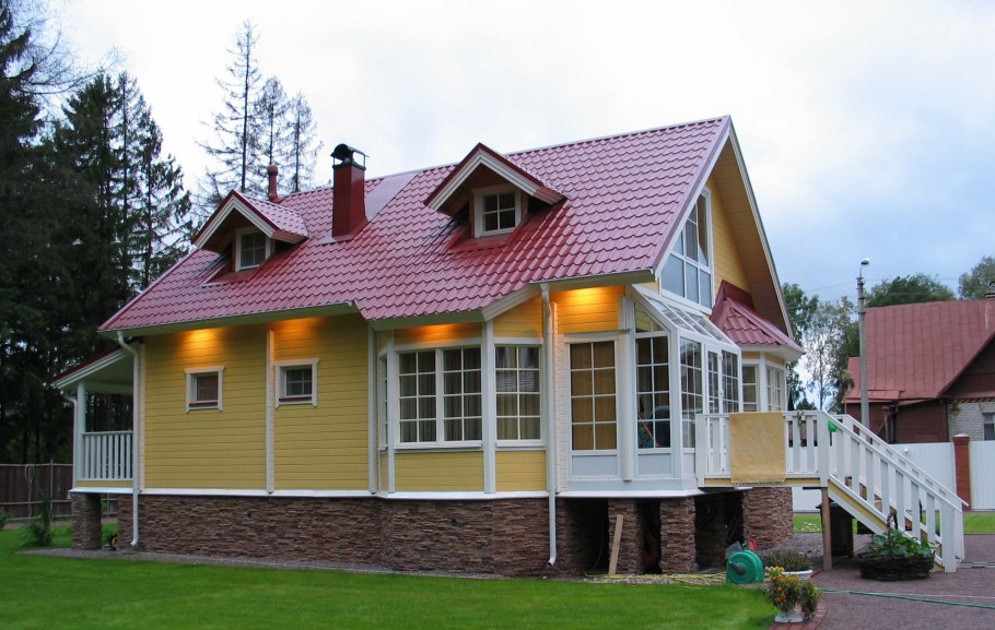 Дом с бордовой крышей