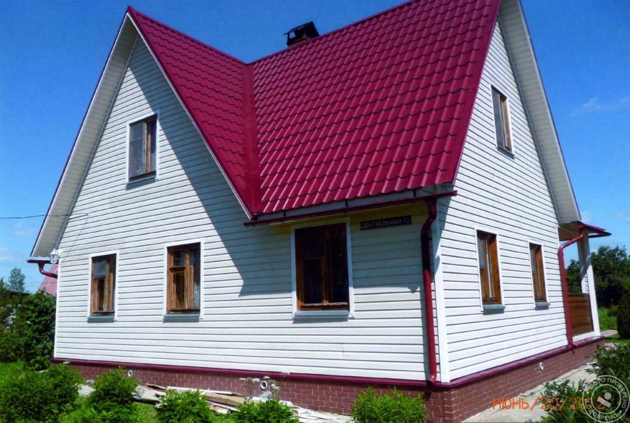 Деревянный дом с вишневой крышей