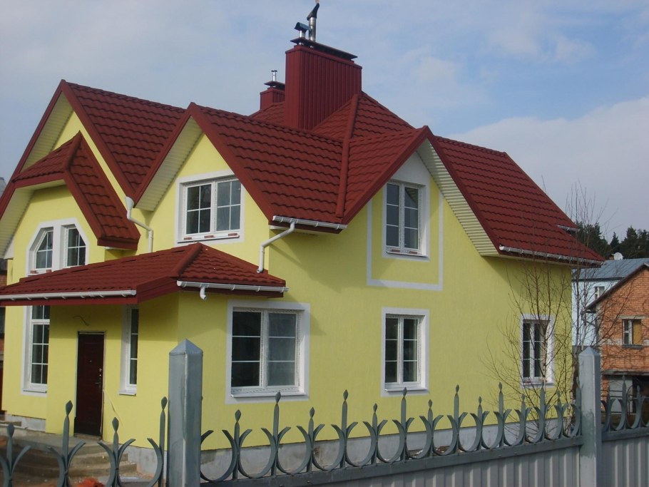 Дом с бордовой крышей