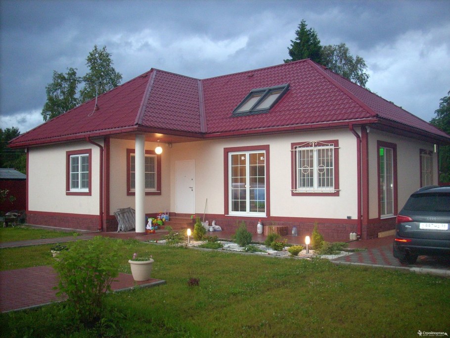 Фасады домов с красной крышей