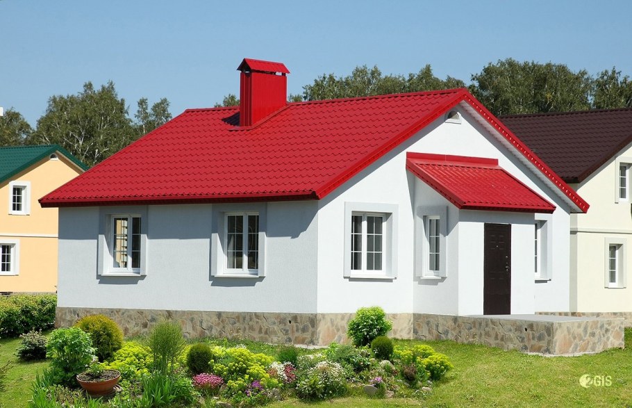 Одноэтажный дом с красной крышей