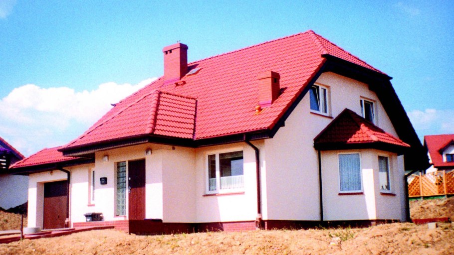 Дом с бордовой крышей