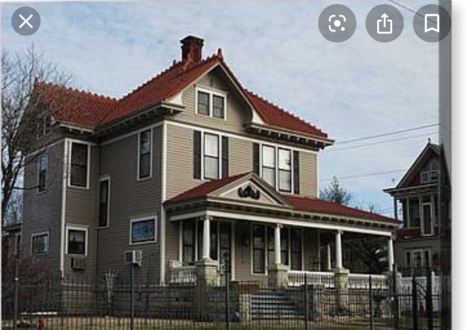 Серый дом с красной крышей