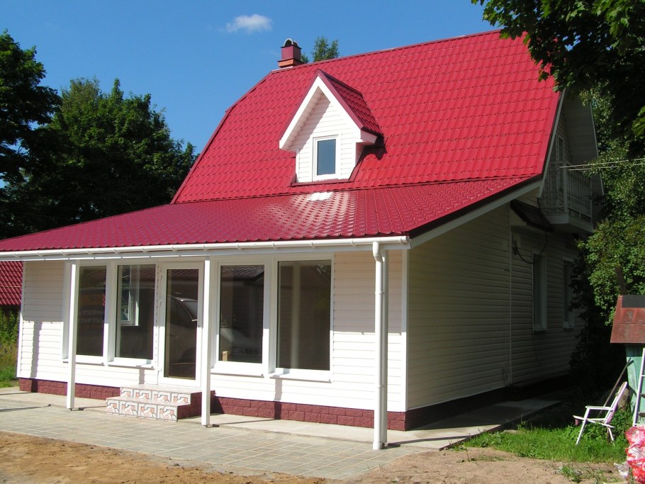 Дом с бордовой крышей