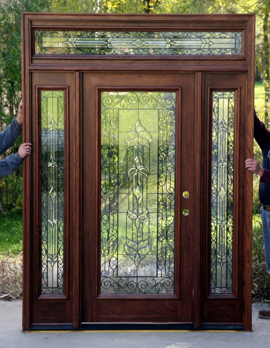 Дом с витражной дверью