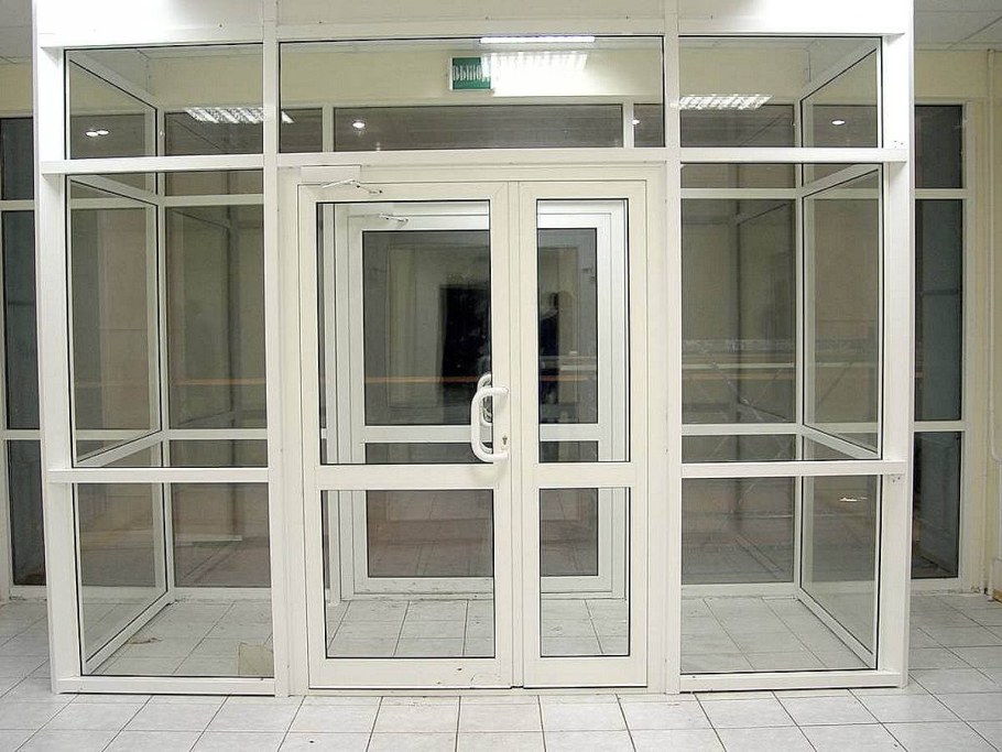 Входная дверь из алюминиевого профиля AGS 68