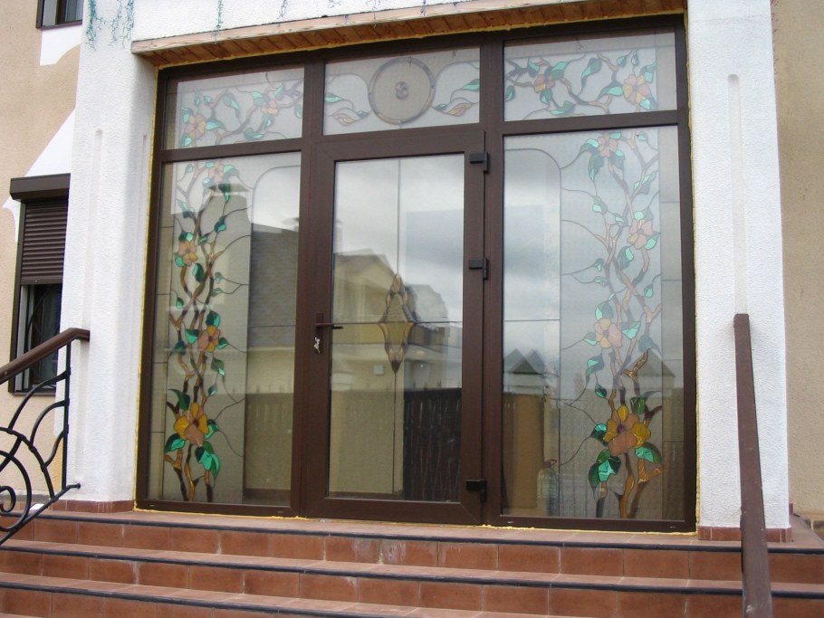 Пластиковые витражи с дверью